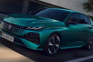 Pristatyti naujieji „Peugeot E-308“ serijos elektromobiliai: daugiau galios, didesnė baterija ir įspūdinga įkrova