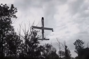 Jau naudojamas fronte ir tobulinamas Ukrainoje, Vokiečių bendrovė pristatė naują „Virtus“ atakos droną