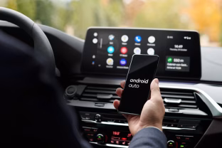 BMW sugriovė populiarų mitą: vairuotojai mieliau renkasi bendrovės navigaciją, o ne „CarPlay“ ar „Waze“