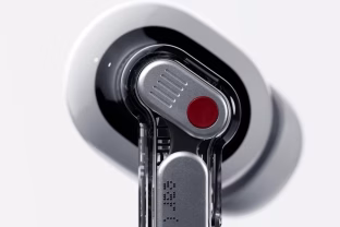Paskelbtos pirmosios „Nothing Ear (3)“ belaidžių ausinukų nuotraukos, kurios atskleidžia netikėtas detales