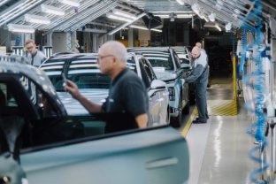 Apeina muitus ir užlieja Europą elektromobiliais, „XPeng“ gamyba Austrijoje kelia grėsmę vietiniams gamintojams