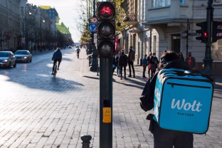 Rugsėjis miestų gatves pavertė chaotiškomis, „Wolt“ imasi kurjerių švietimo dėl saugumo