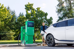 Vilniuje įrengtos dar dvi naujos įkrovimo stotelės, vienu metu bus galima įkrauti dar 4 elektromobilius