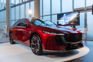 „Mazda“ pristatė elektromobilį, kuris atrodo kaip meno kūrinys: 479 km be įkrovimo ir išskirtinis dizainas