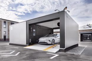 Elektromobilių įkrovimo stotelės jau tampa atgyvena? Kinai masiškai persėda prie baterijų keitimo revoliucijos