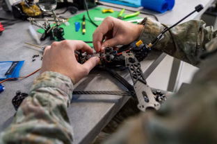 Kariškiai sugrįžo į mokyklą: slaptos treniruotės KTU laboratorijose, atskleista, kaip ugdomi dronų meistrai