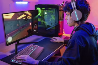 „Philips“ pristatė naująjį „Evnia“ serijos žaidimų monitorių, kuris skirtas siekiantiems tik pergalių