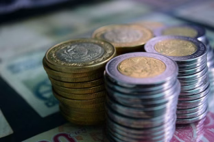 Nedidelės sumos, bet įspūdingi rezultatai: pasakė, kodėl verta pradėti investuoti dar studijų metais