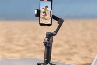 DJI pristatė „Osmo Mobile 8“ vaizdo stabilizatorių išmaniesiems telefonams su svarbiais atnaujinimais