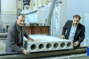 Tyliai lūžtantis betonas: mokslininkai aiškinasi, kodėl net tvirčiausios konstrukcijos ima byrėti