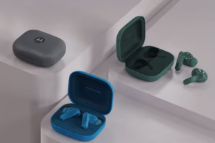 „Motorola“ paskelbė apie „Moto Buds Bass“ belaidžius ausinukus su puikiu baterijos veikimo laiku