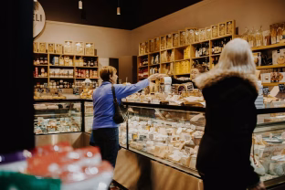 Atsisakė daugelio įprastų pirkinių: pasakė, kiek šiandien lietuviams kainuoja pilnas šaldytuvas