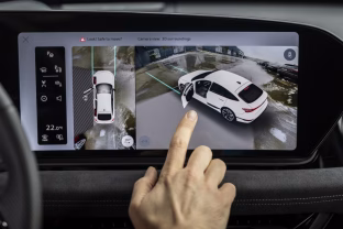 Naujieji „Audi“ modeliai žengia į kitą lygį: slydimas suvaldomas, o parkavimas vyksta su telefonu