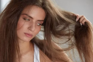Brangūs šampūnai nepadės: specialistai atskleidė, nuo ko iš tikrųjų priklauso plaukų būklė