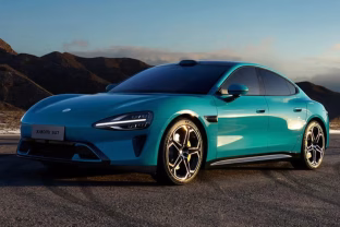 JAV automobilių milžinė dreba: „Xiaomi SU7“ pasiekė „Porsche“ greitį ir vos už trečdalį kainos