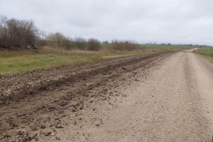 Nematoma grėsmė ant asfalto: įspėja, jog žemės ir žvyro likučiai gali tapti nelaimės priežastimi