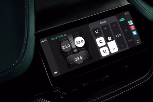 „Apple“ paskelbė apie „CarPlay Ultra“, kuri jau prieinama naujausiuose „Aston Martin“ automobiliuose