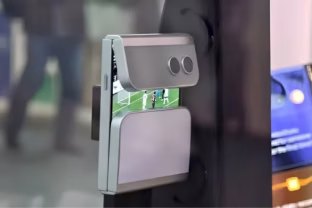 Barselonoje pademonstruotas išskirtinis „Samsung“ sulenkiamas koncepcinis telefonas, dizaino sprendimai primena „Galaxy Flip“ seriją